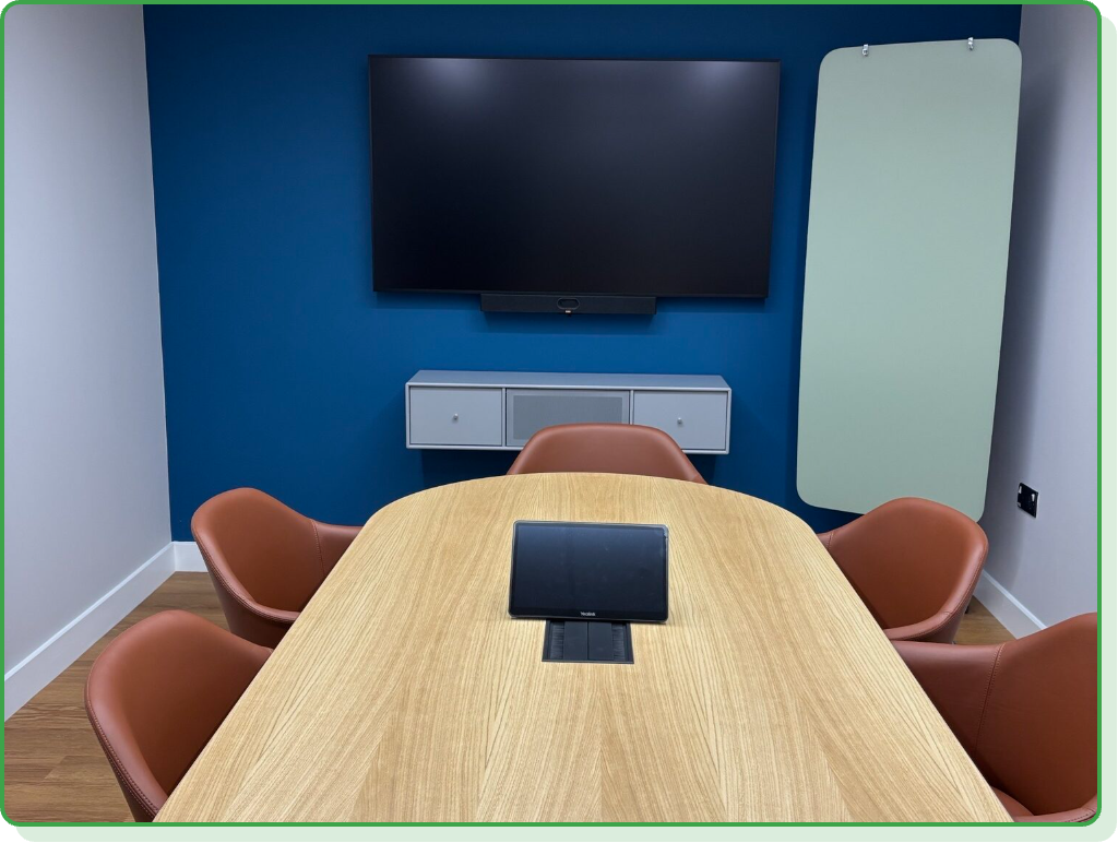 Kundemøderum med Microsoft Teams Rooms og touchpanel på bordet, Best-AV