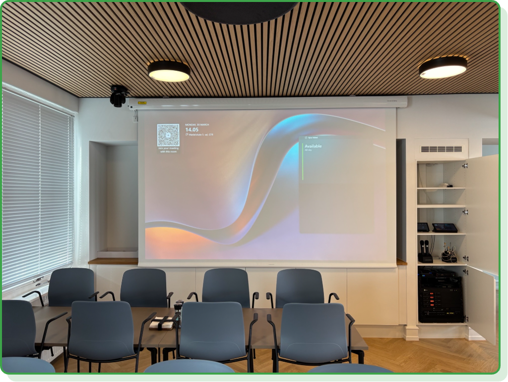 Arrangementsrum med projektion og stole til foredrag og film