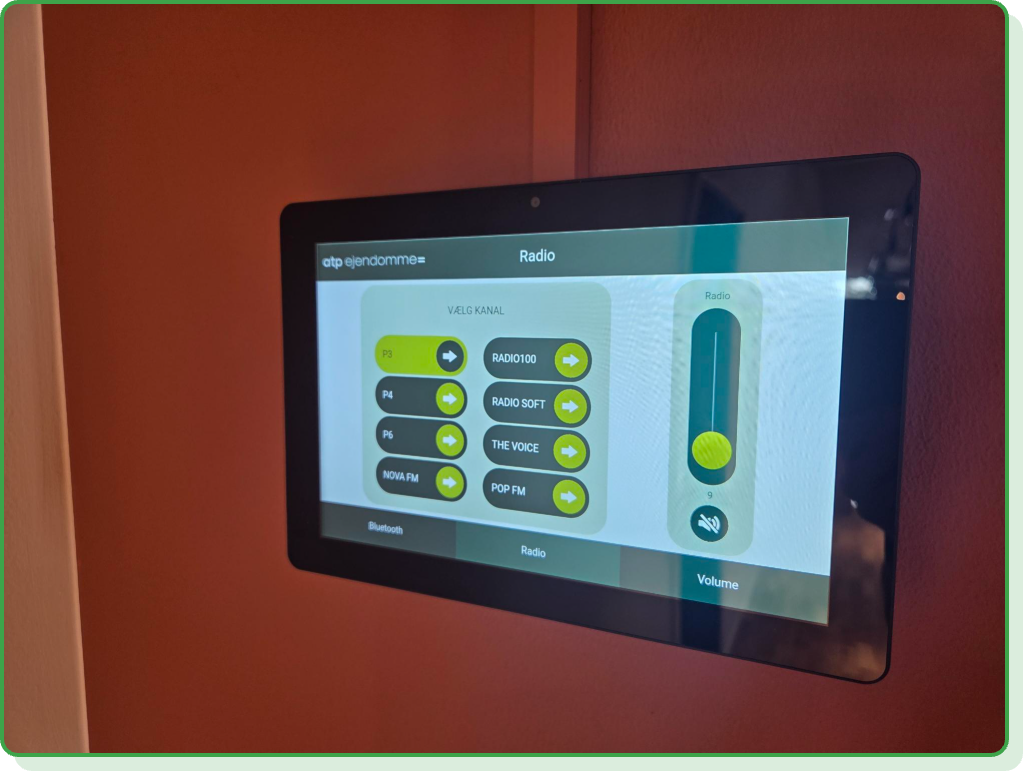 Touchpanel til rumstyring af lys, lyd og skærme